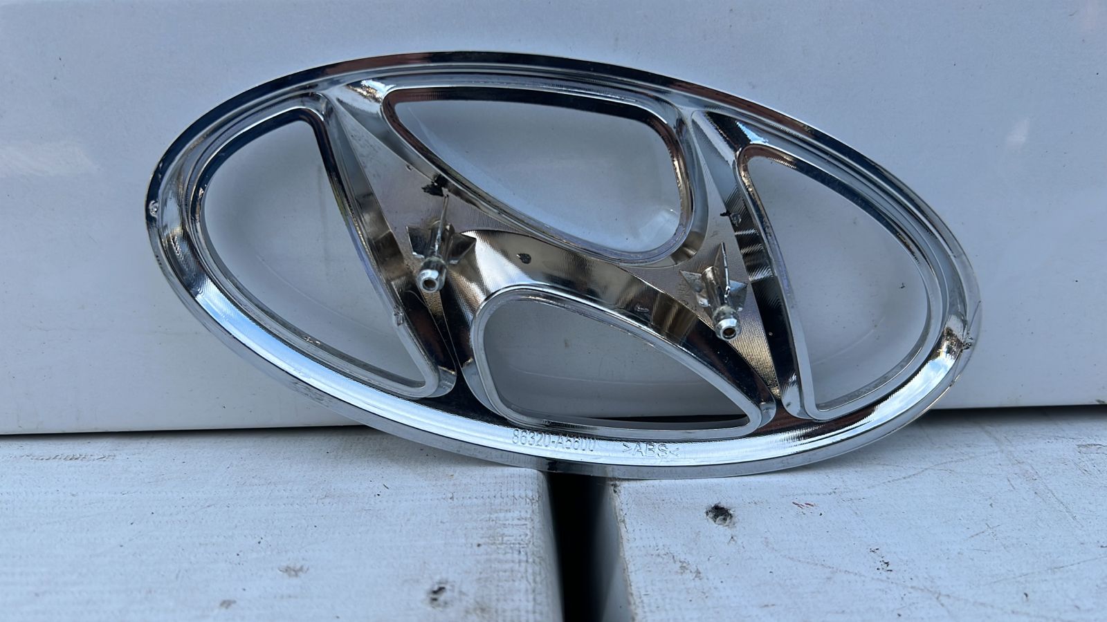 EMBLEMA MASCARA HYUNDAI I30 (16-17) - Imagen 2