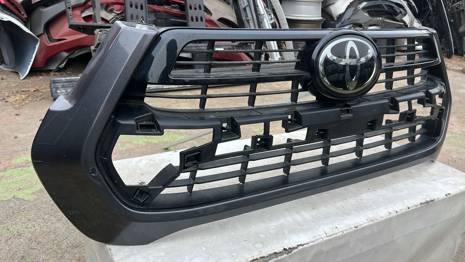 MASCARA TOYOTA HILUX (21-24) - Imagen 2