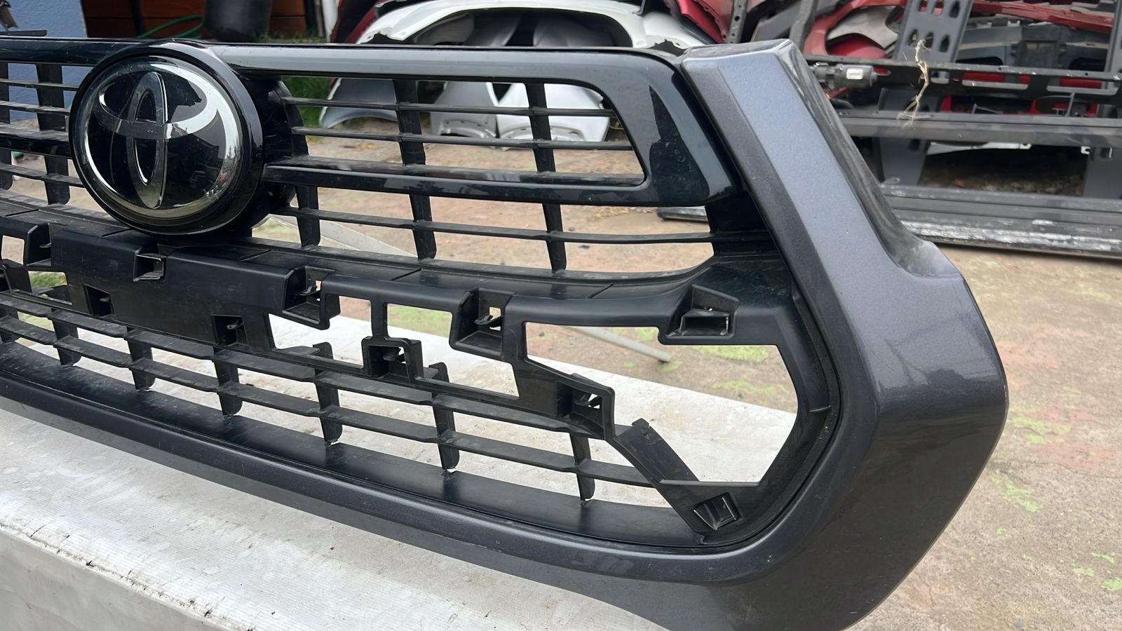 MASCARA TOYOTA HILUX (21-24) - Imagen 4