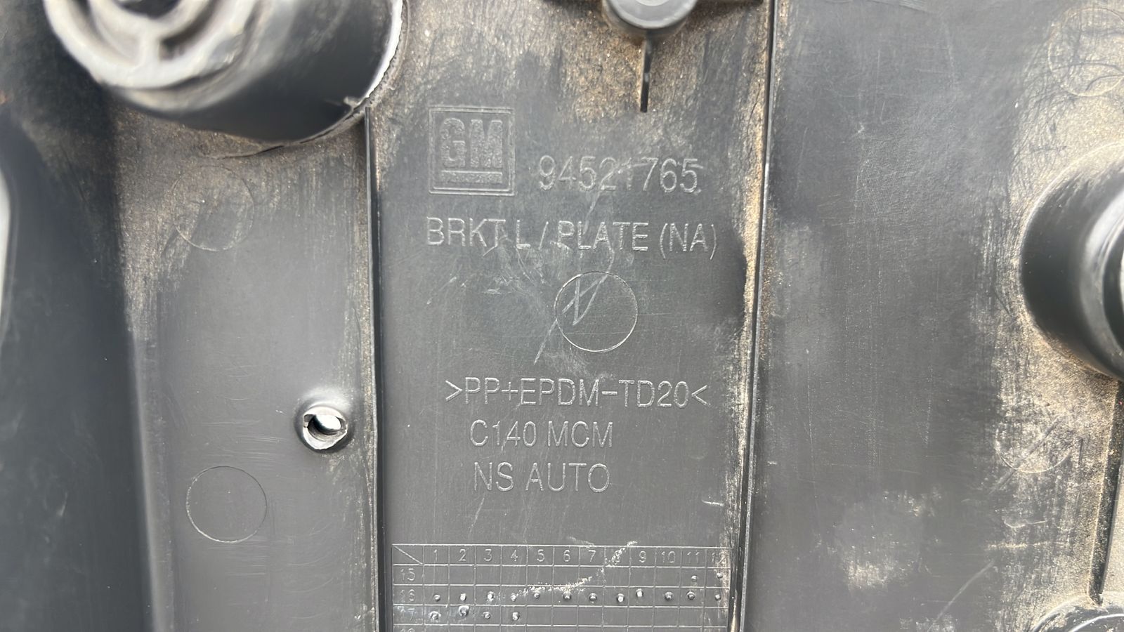 PORTA PATENTE PARACHOQUE DELANTERO CHEVROLET CAPTIVA (11-17) - Imagen 4