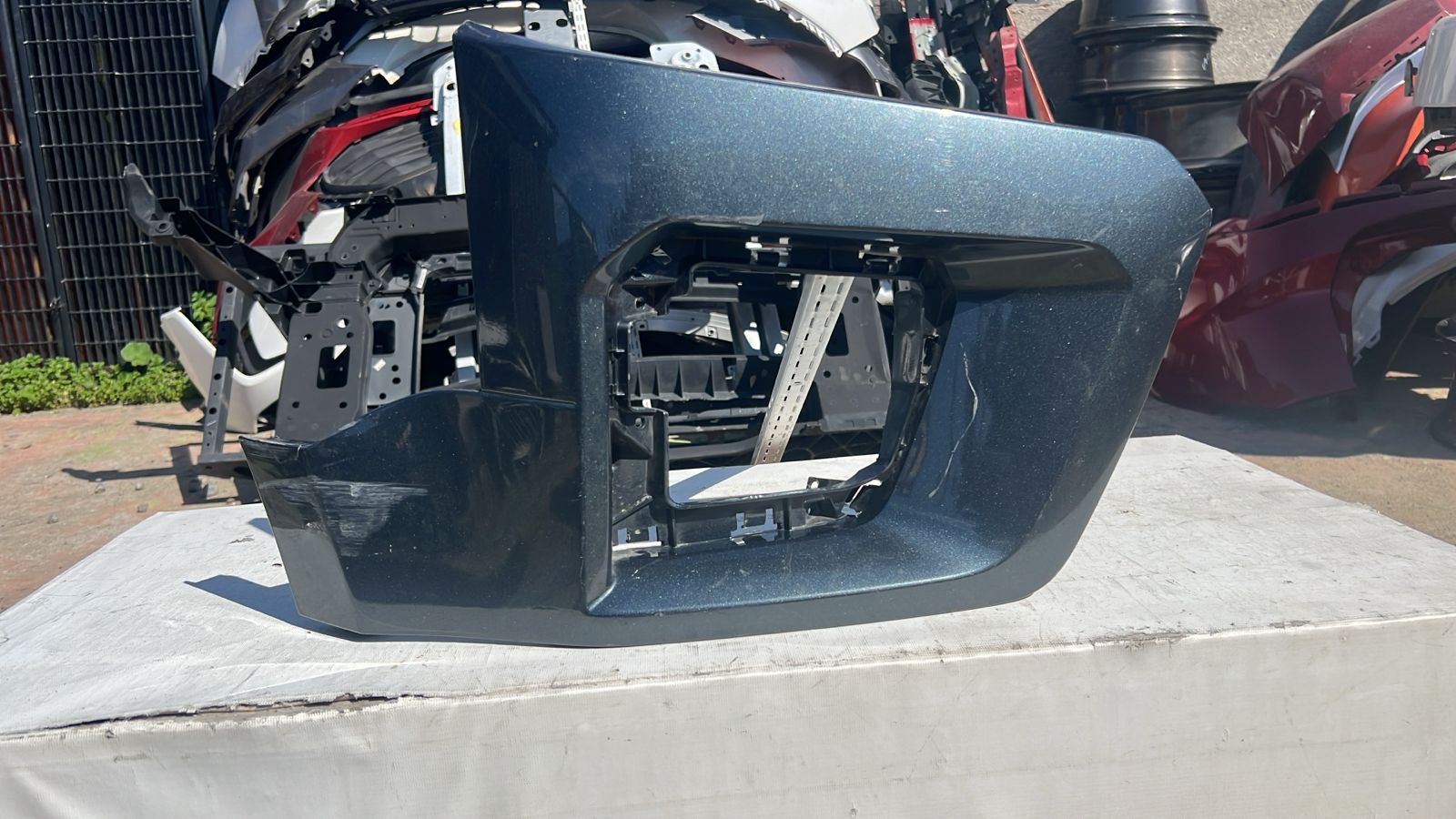 MOLDURA DERECHA PARACHOQUE DELANTERO CHEVROLET COLORADO (21-23)