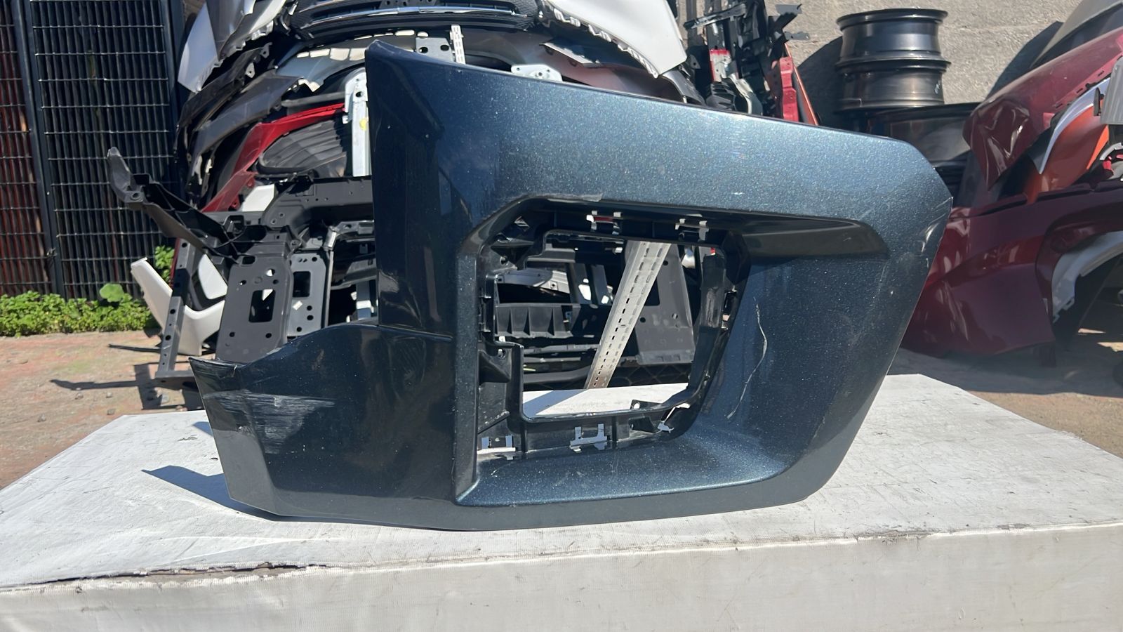 MOLDURA DERECHA PARACHOQUE DELANTERO CHEVROLET COLORADO (21-23) - Imagen 2