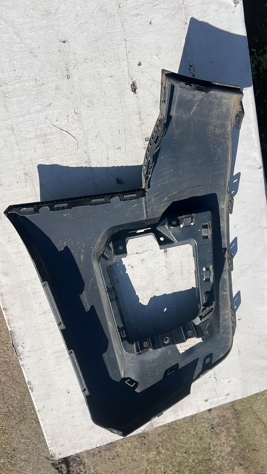 MOLDURA DERECHA PARACHOQUE DELANTERO CHEVROLET COLORADO (21-23) - Imagen 3