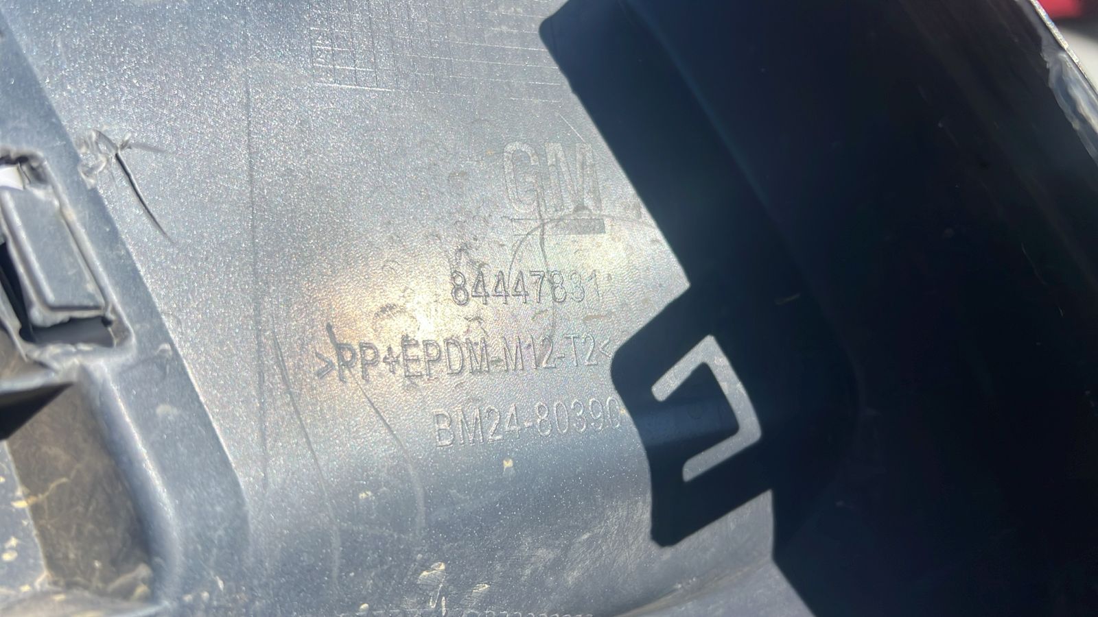 MOLDURA DERECHA PARACHOQUE DELANTERO CHEVROLET COLORADO (21-23) - Imagen 4