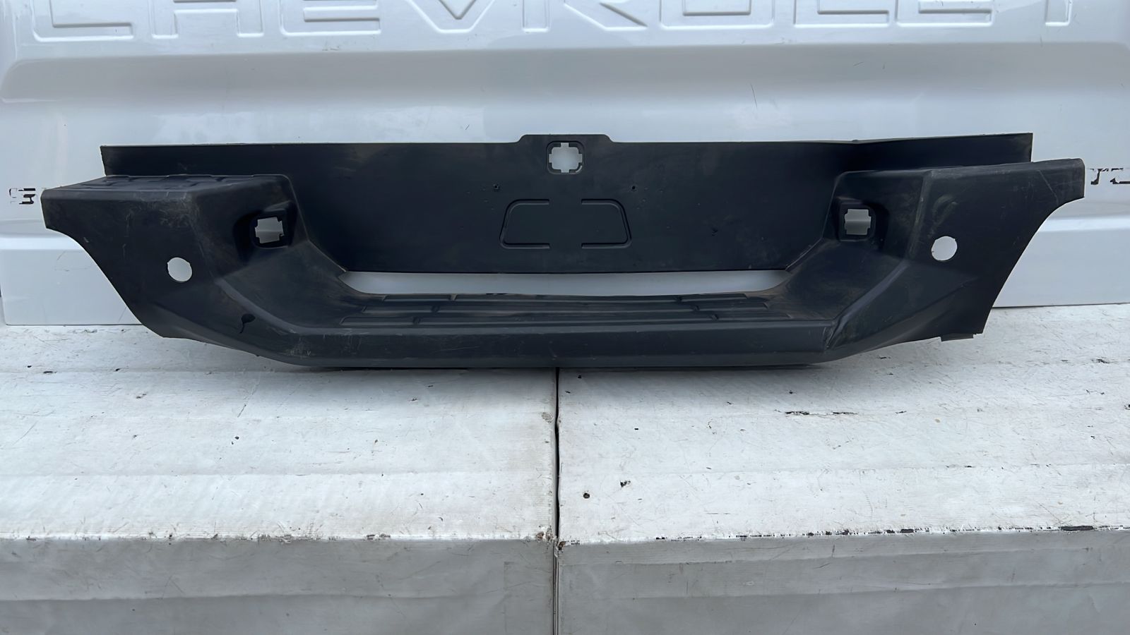 MOLDURA PARACHOQUE TRASERO CHEVROLET COLORADO (18-23)