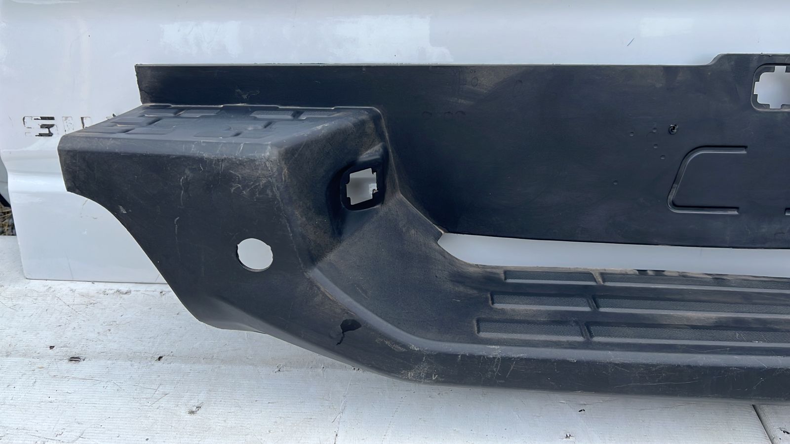 MOLDURA PARACHOQUE TRASERO CHEVROLET COLORADO (18-23) - Imagen 2