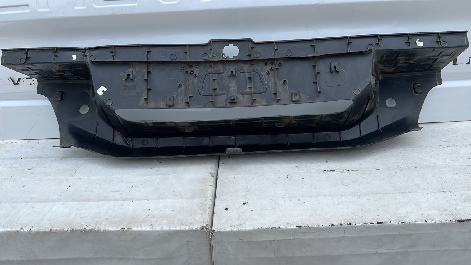 MOLDURA PARACHOQUE TRASERO CHEVROLET COLORADO (18-23) - Imagen 5