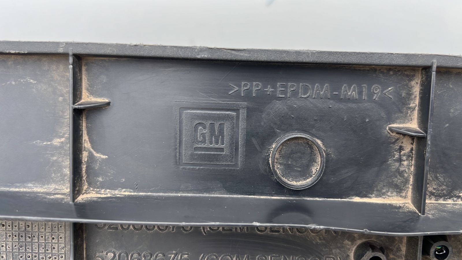 MOLDURA PARACHOQUE TRASERO CHEVROLET COLORADO (18-23) - Imagen 6