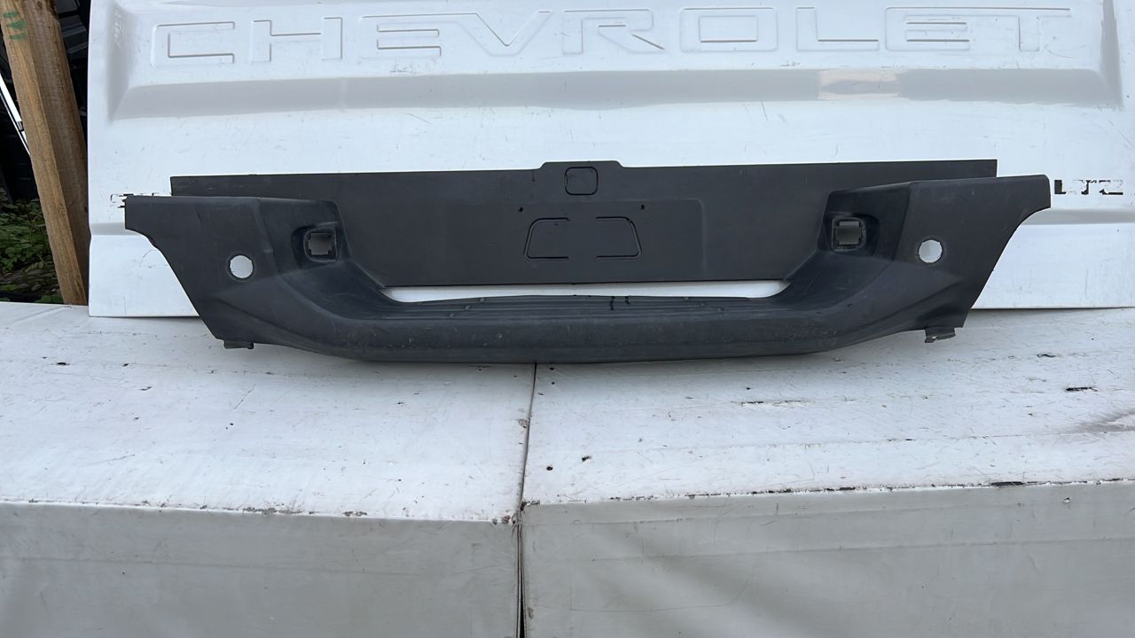 MOLDURA PARACHOQUE TRASERO CHEVROLET COLORADO (18-21)