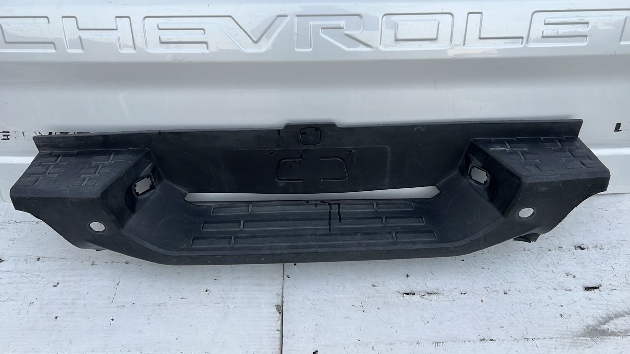 MOLDURA PARACHOQUE TRASERO CHEVROLET COLORADO (18-21) - Imagen 2