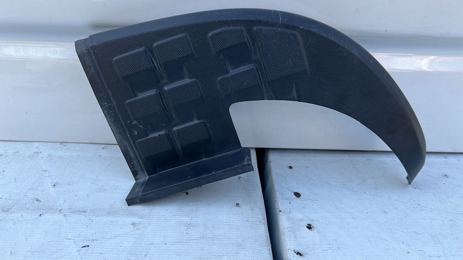 MOLDURA CORNER IZQUIERDO PARACHOQUE TRASERO CHEVROLET COLORADO (18-23)