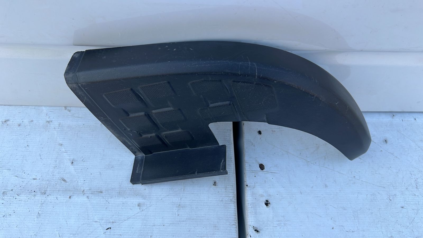 MOLDURA CORNER IZQUIERDO PARACHOQUE TRASERO CHEVROLET COLORADO (18-23) - Imagen 2