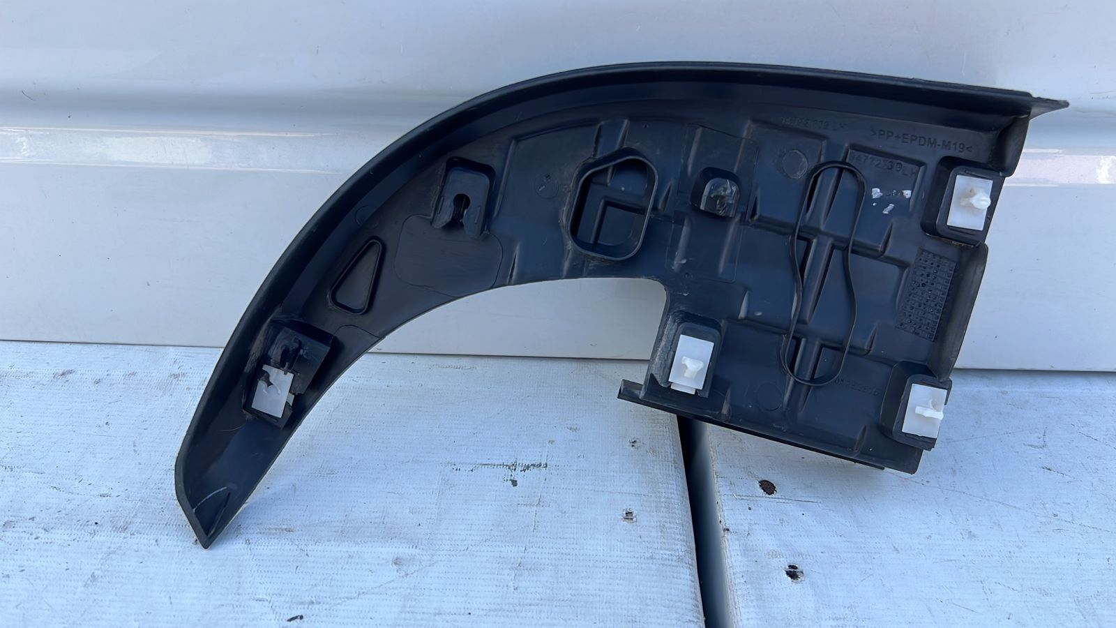 MOLDURA CORNER IZQUIERDO PARACHOQUE TRASERO CHEVROLET COLORADO (18-23) - Imagen 3