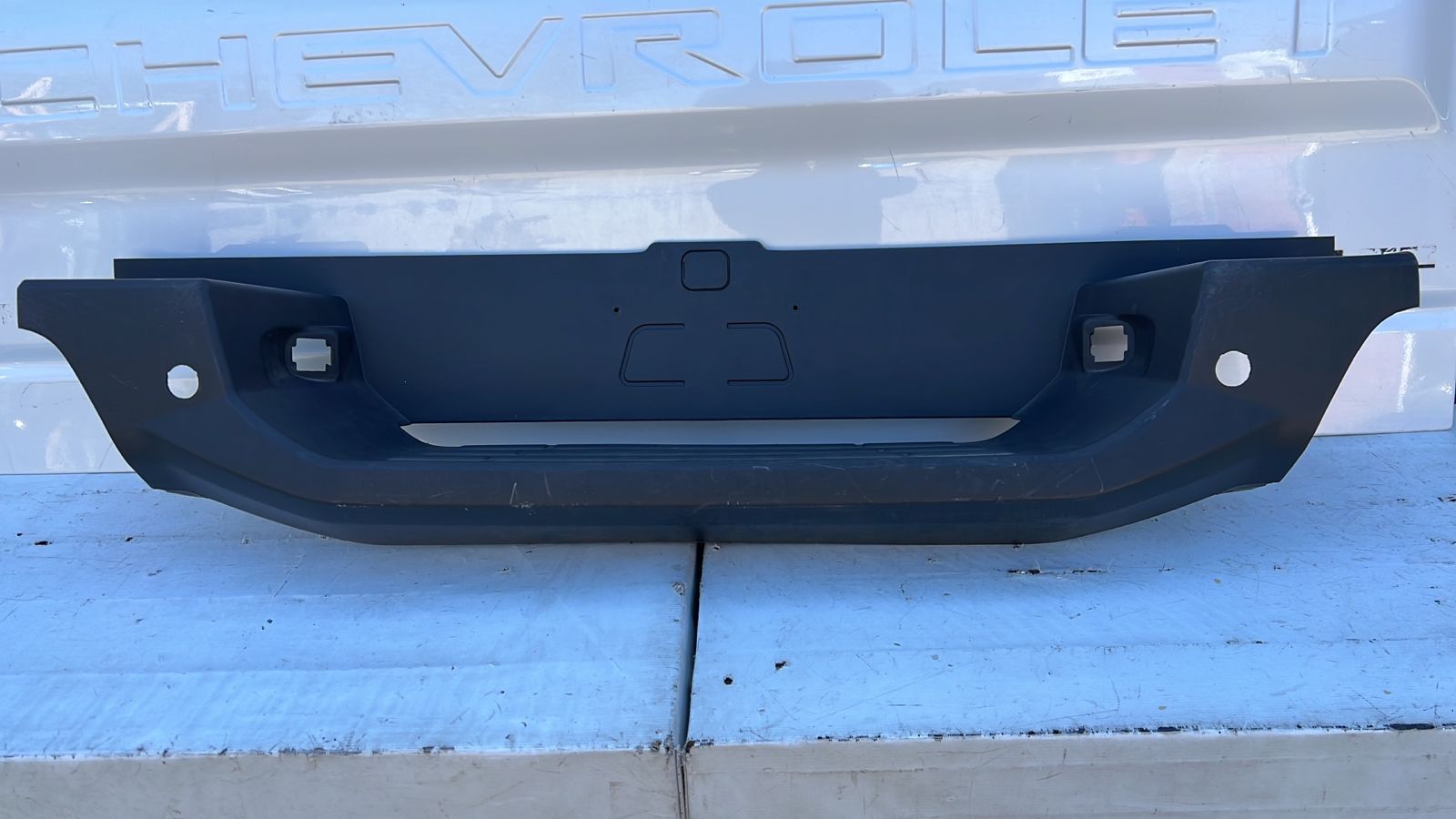 MOLDURA PARACHOQUE TRASERO CHEVROLET COLORADO (18-23)