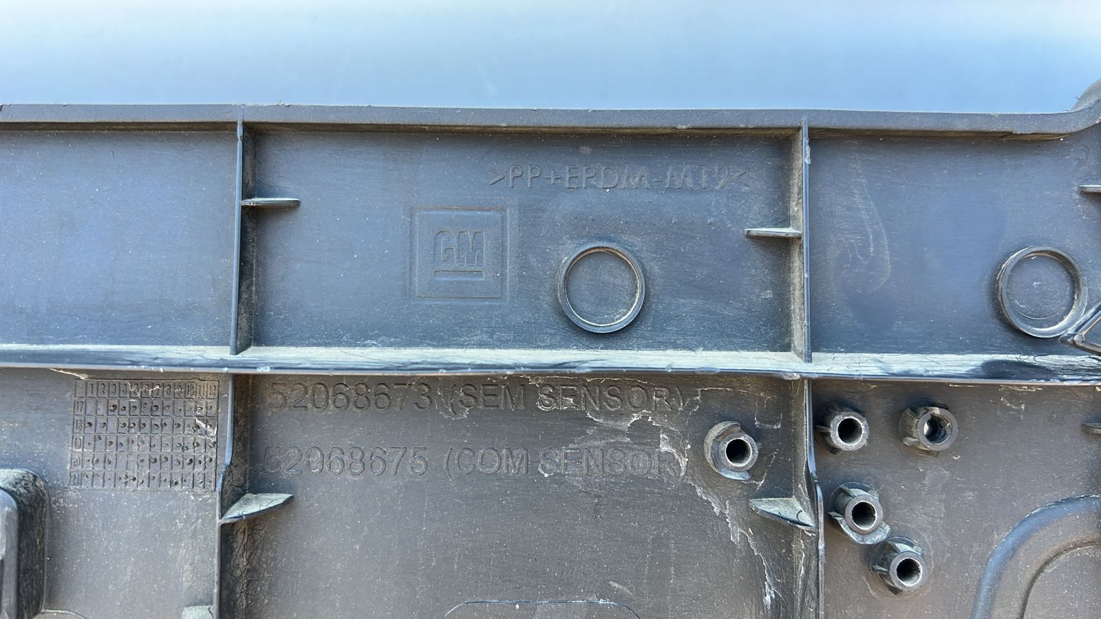 MOLDURA PARACHOQUE TRASERO CHEVROLET COLORADO (18-23) - Imagen 10