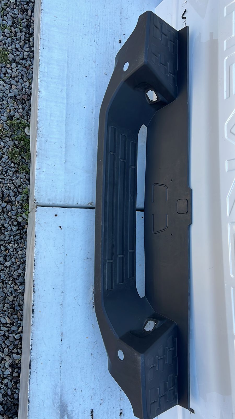 MOLDURA PARACHOQUE TRASERO CHEVROLET COLORADO (18-23) - Imagen 2