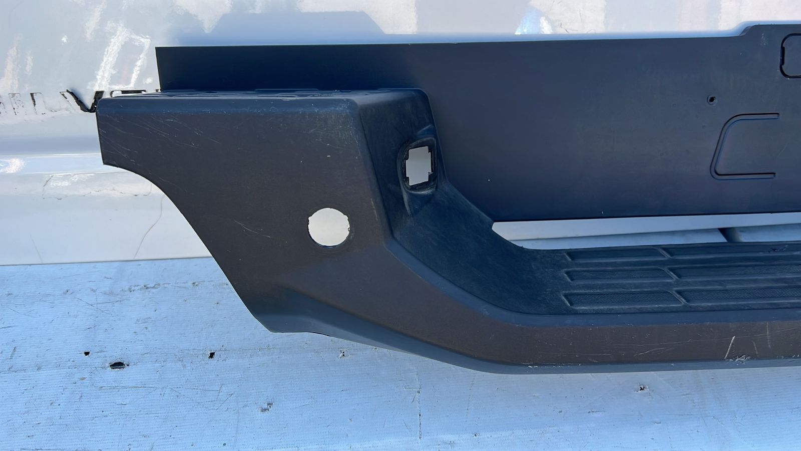 MOLDURA PARACHOQUE TRASERO CHEVROLET COLORADO (18-23) - Imagen 3