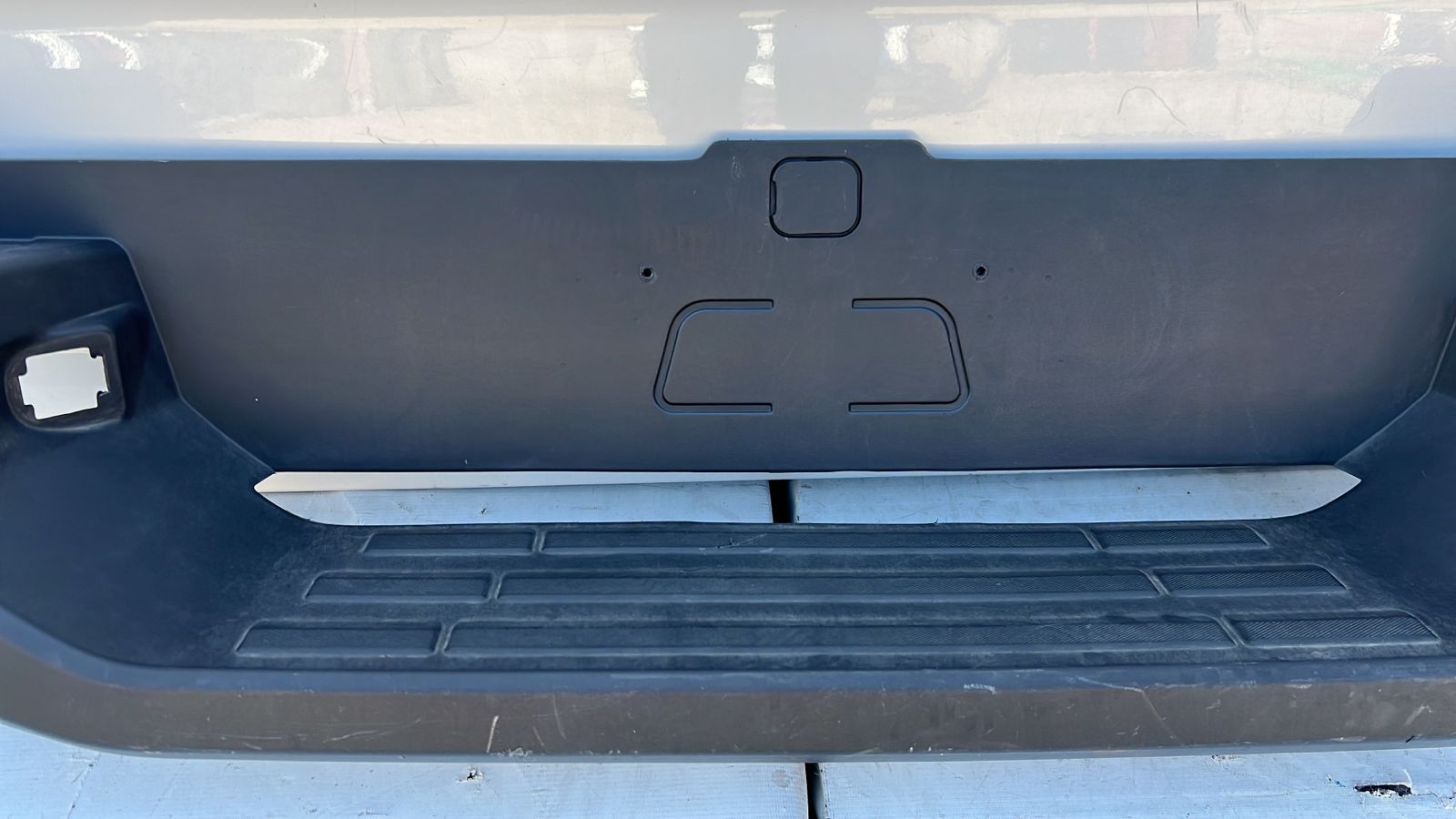 MOLDURA PARACHOQUE TRASERO CHEVROLET COLORADO (18-23) - Imagen 4