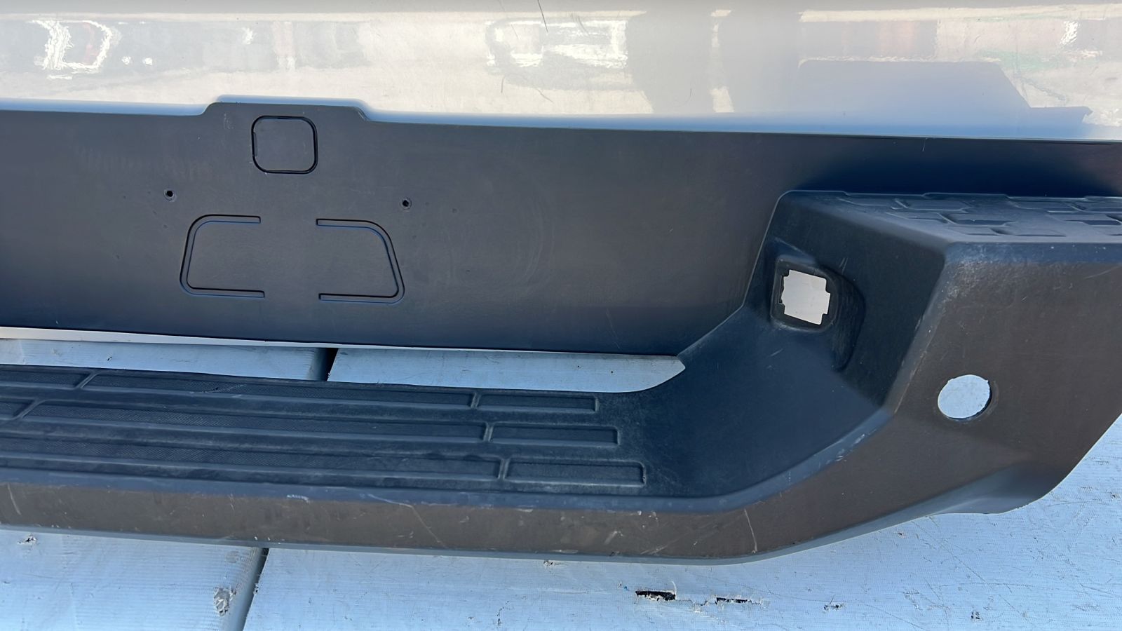 MOLDURA PARACHOQUE TRASERO CHEVROLET COLORADO (18-23) - Imagen 5