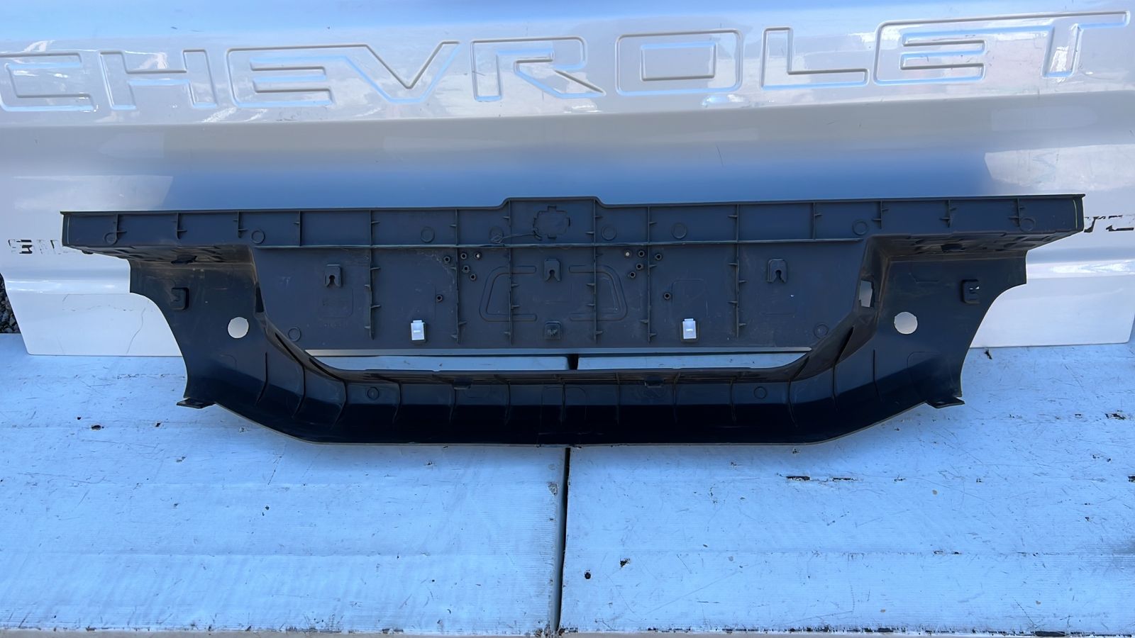 MOLDURA PARACHOQUE TRASERO CHEVROLET COLORADO (18-23) - Imagen 6