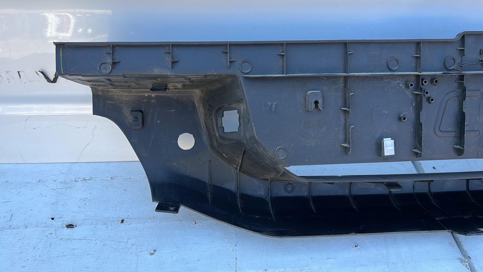 MOLDURA PARACHOQUE TRASERO CHEVROLET COLORADO (18-23) - Imagen 7