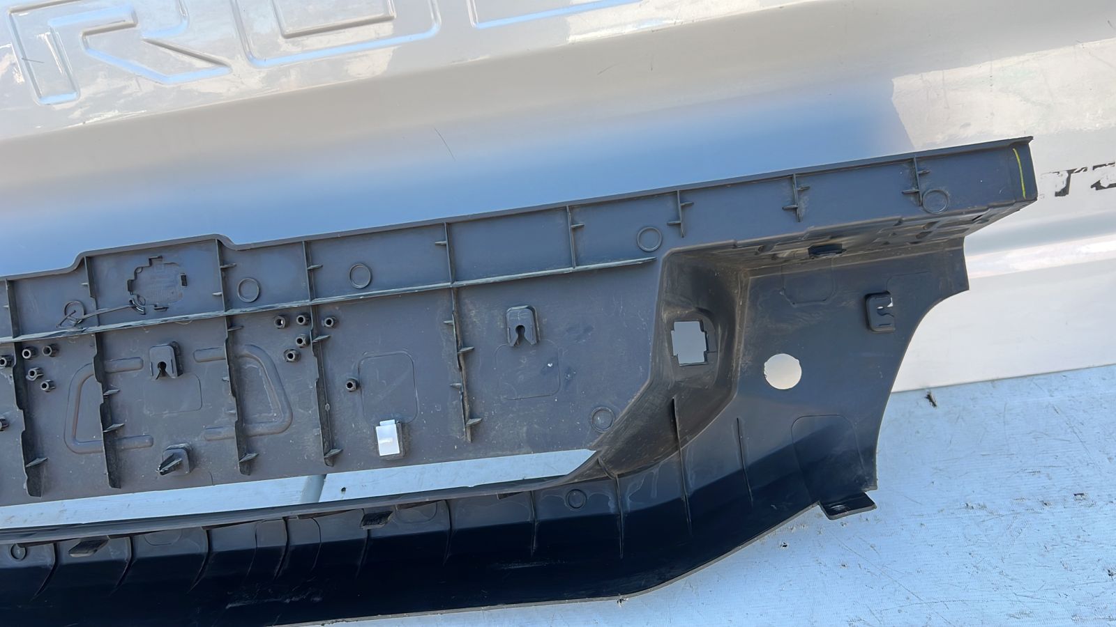 MOLDURA PARACHOQUE TRASERO CHEVROLET COLORADO (18-23) - Imagen 9