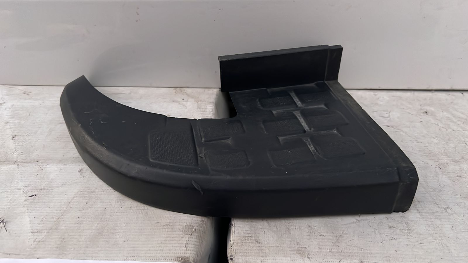 MOLDURA CORNER IZQUIERDO PARACHOQUE TRASERO CHEVROLET COLORADO (18-23)