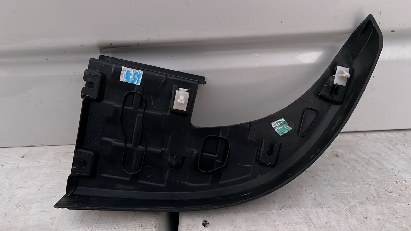 MOLDURA CORNER IZQUIERDO PARACHOQUE TRASERO CHEVROLET COLORADO (18-23) - Imagen 3