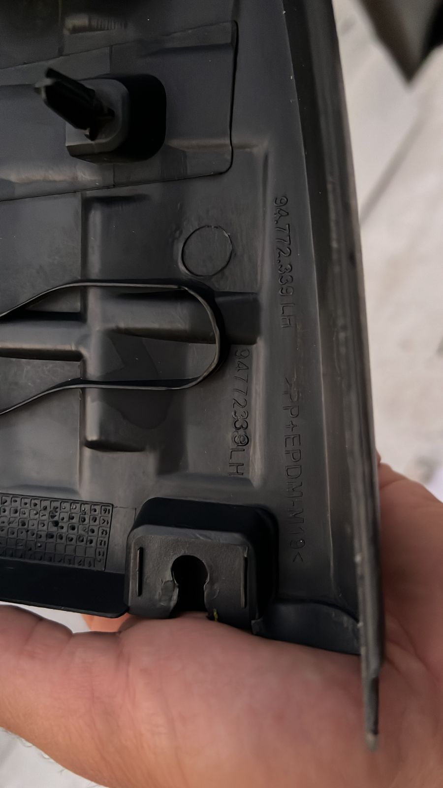 MOLDURA CORNER IZQUIERDO PARACHOQUE TRASERO CHEVROLET COLORADO (18-23) - Imagen 4