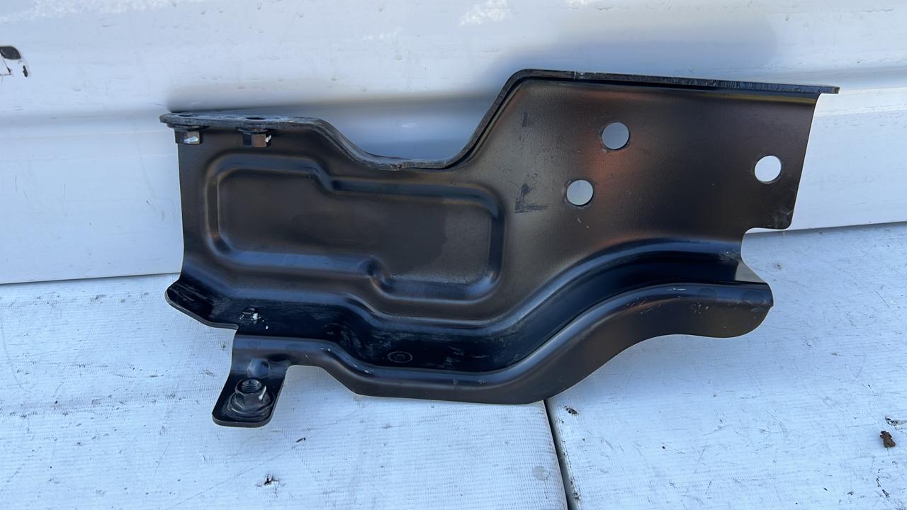 SOPORTE IZQUIERDO PARACHOQUE TRASERO CHEVROLET COLORADO (18-23)