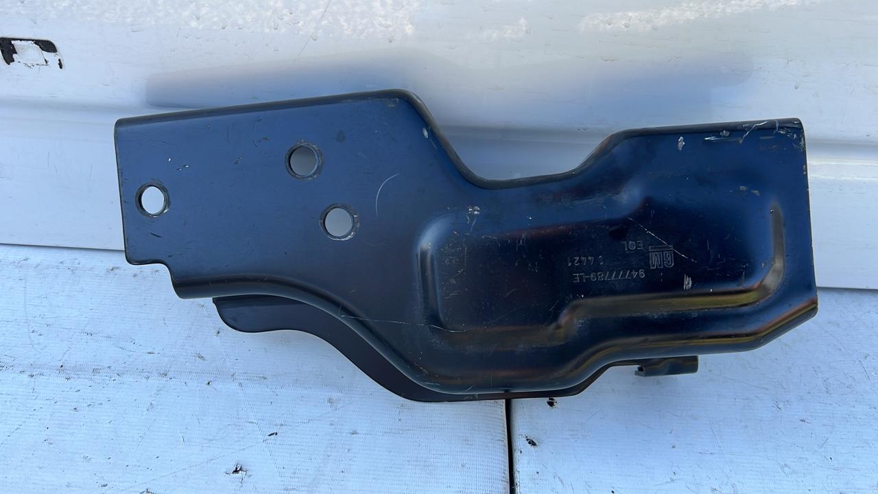 SOPORTE IZQUIERDO PARACHOQUE TRASERO CHEVROLET COLORADO (18-23) - Imagen 2