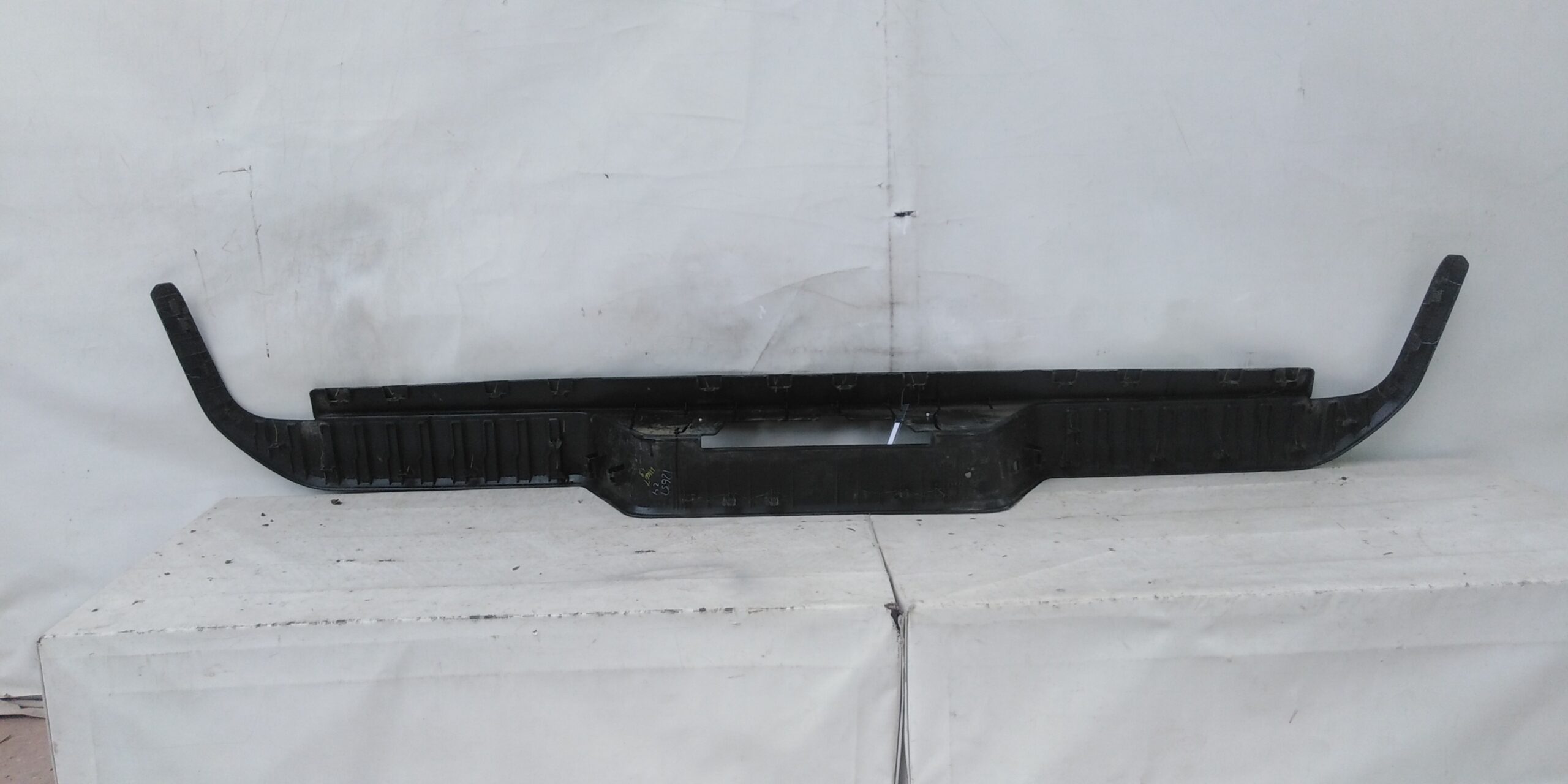 MOLDURA PARACHOQUE TRASERO CHEVROLET SILVERADO (19-21) - Imagen 2