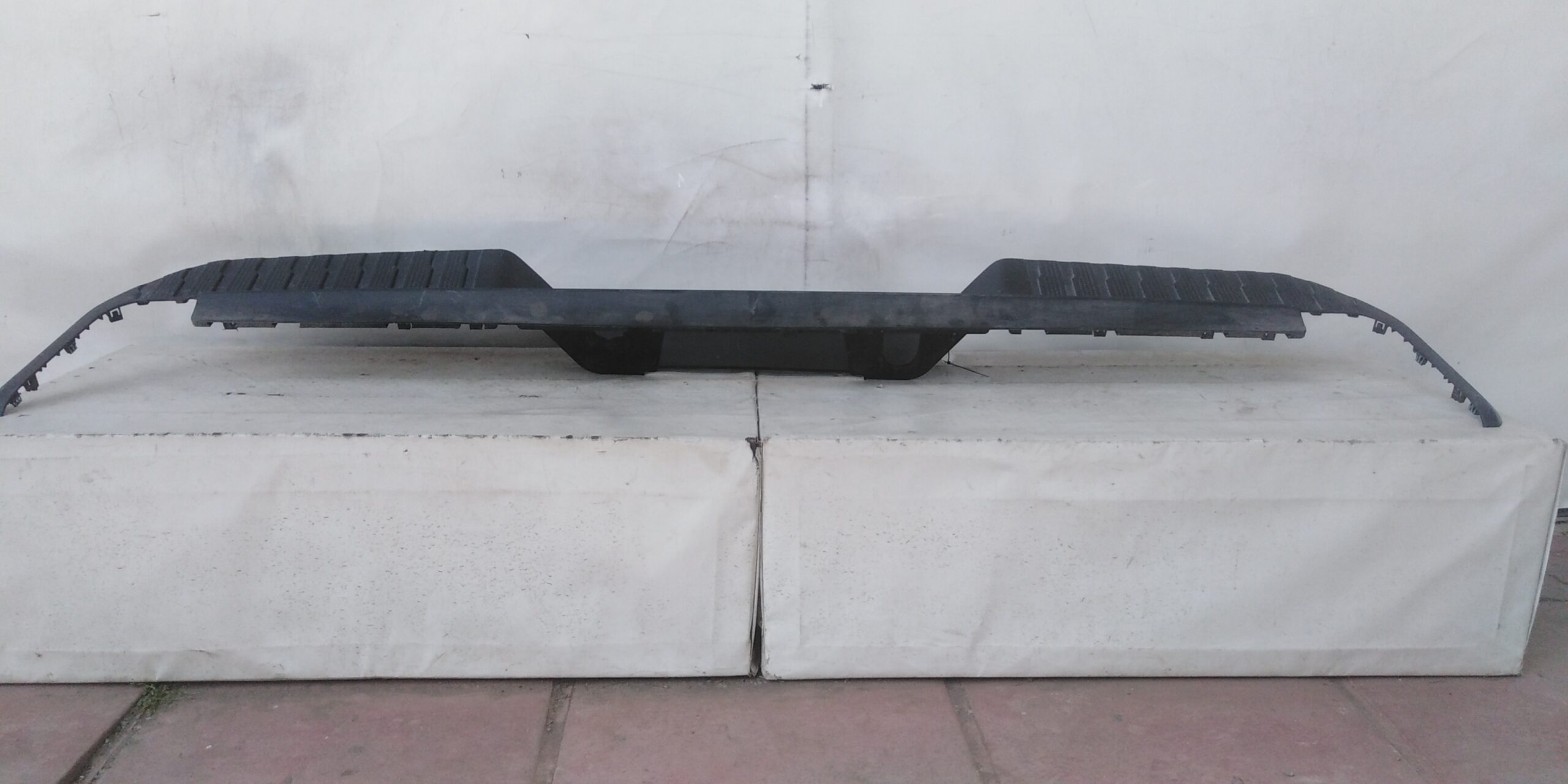 MOLDURA PARACHOQUE TRASERO CHEVROLET SILVERADO (19-21) - Imagen 2