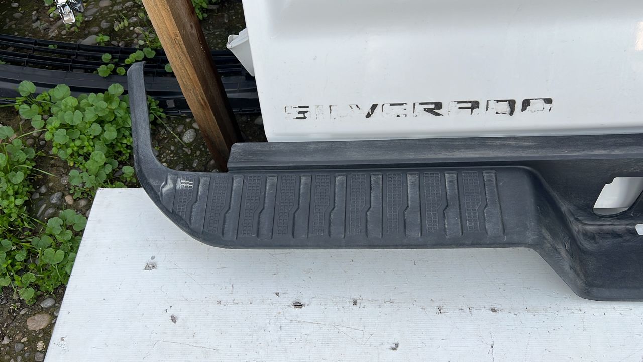 MOLDURA PARACHOQUE TRASERO CHEVROLET SILVERADO (19-21) - Imagen 2