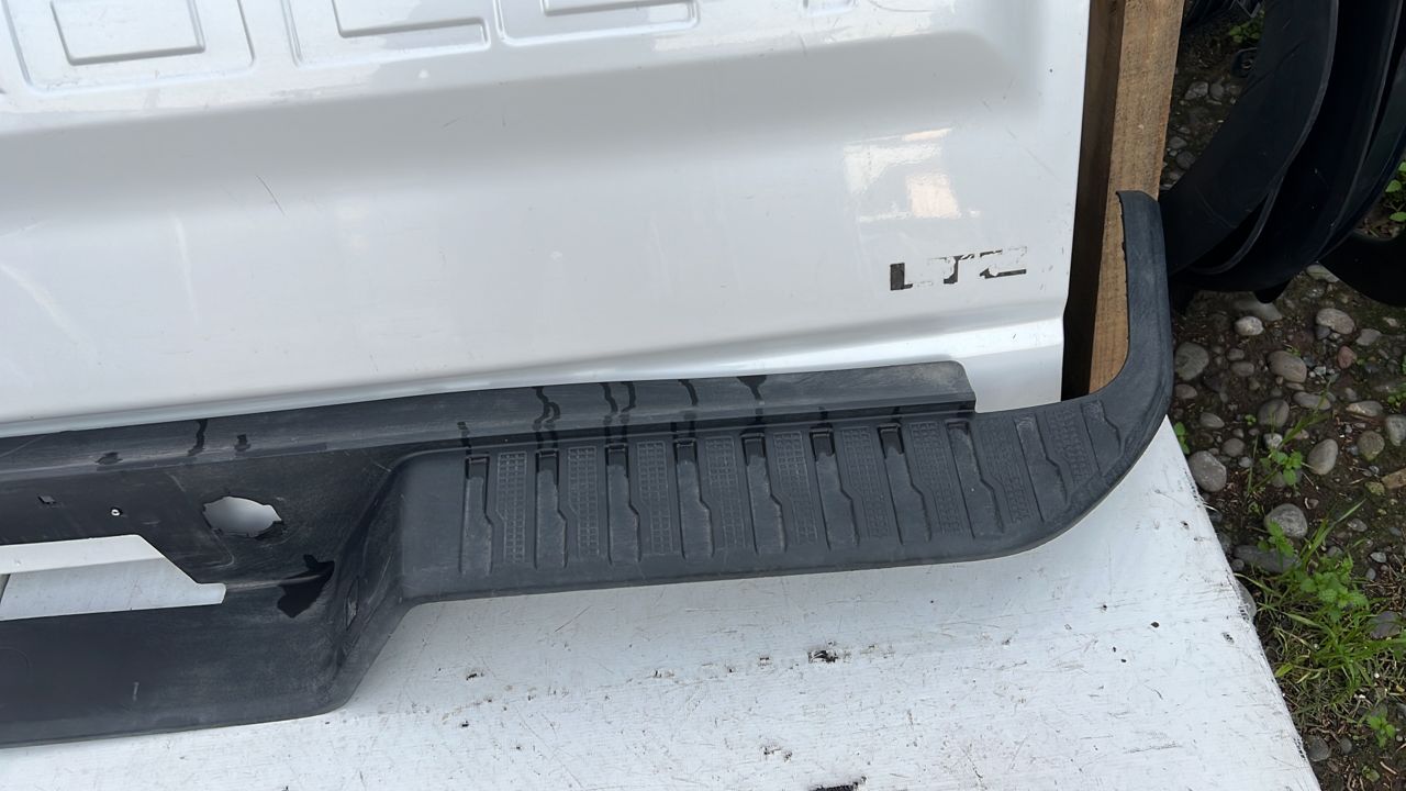 MOLDURA PARACHOQUE TRASERO CHEVROLET SILVERADO (19-21) - Imagen 3