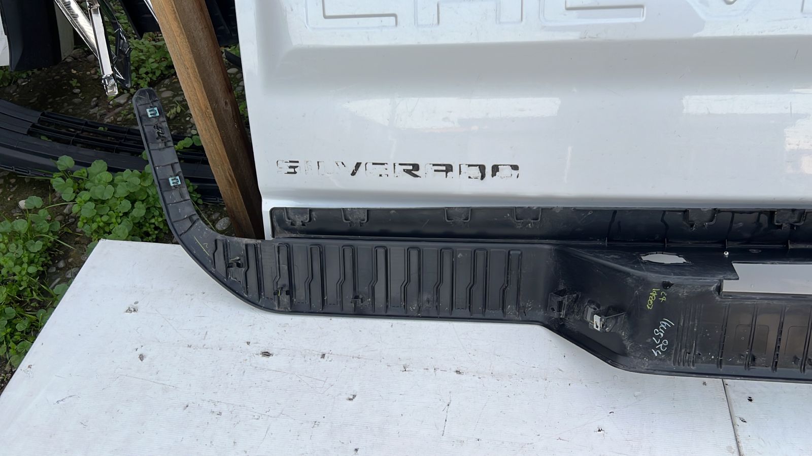 MOLDURA PARACHOQUE TRASERO CHEVROLET SILVERADO (19-21) - Imagen 5