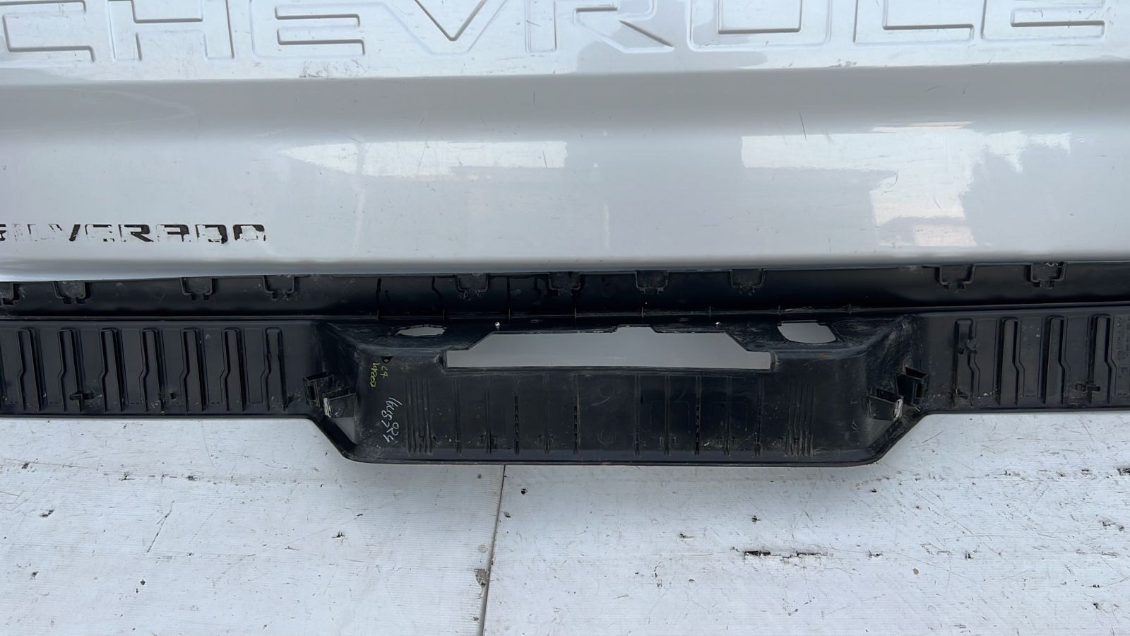 MOLDURA PARACHOQUE TRASERO CHEVROLET SILVERADO (19-21) - Imagen 6