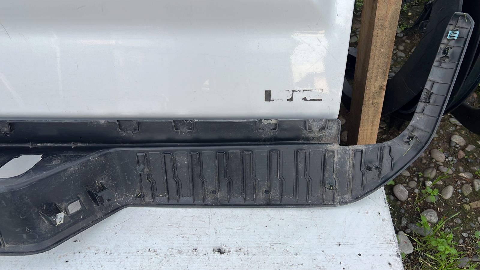 MOLDURA PARACHOQUE TRASERO CHEVROLET SILVERADO (19-21) - Imagen 7