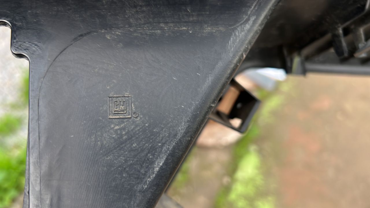 MOLDURA PARACHOQUE TRASERO CHEVROLET SILVERADO (19-21) - Imagen 8