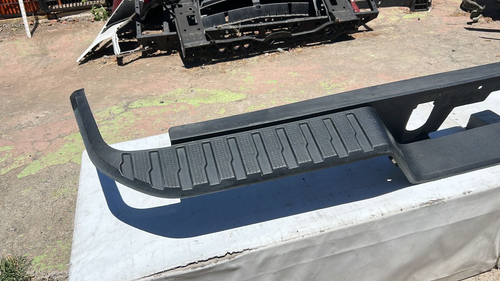 MOLDURA PARACHOQUE TRASERO CHEVROLET SILVERADO (19-21) - Imagen 2