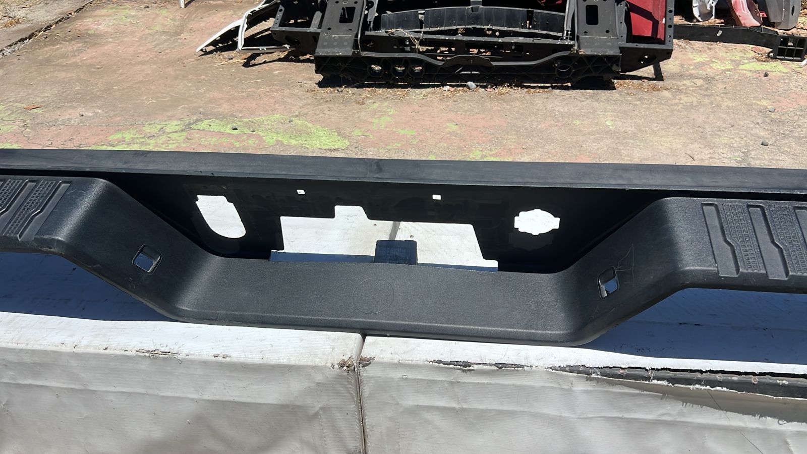 MOLDURA PARACHOQUE TRASERO CHEVROLET SILVERADO (19-21) - Imagen 3