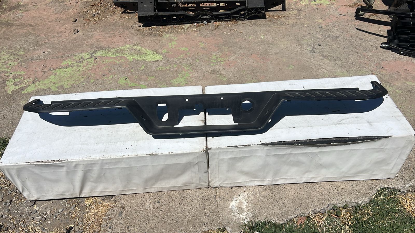 MOLDURA PARACHOQUE TRASERO CHEVROLET SILVERADO (19-21) - Imagen 2