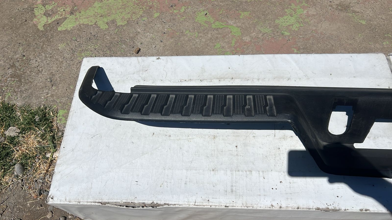 MOLDURA PARACHOQUE TRASERO CHEVROLET SILVERADO (19-21) - Imagen 3