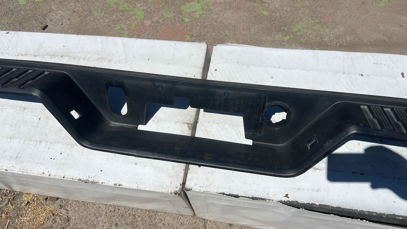 MOLDURA PARACHOQUE TRASERO CHEVROLET SILVERADO (19-21) - Imagen 4