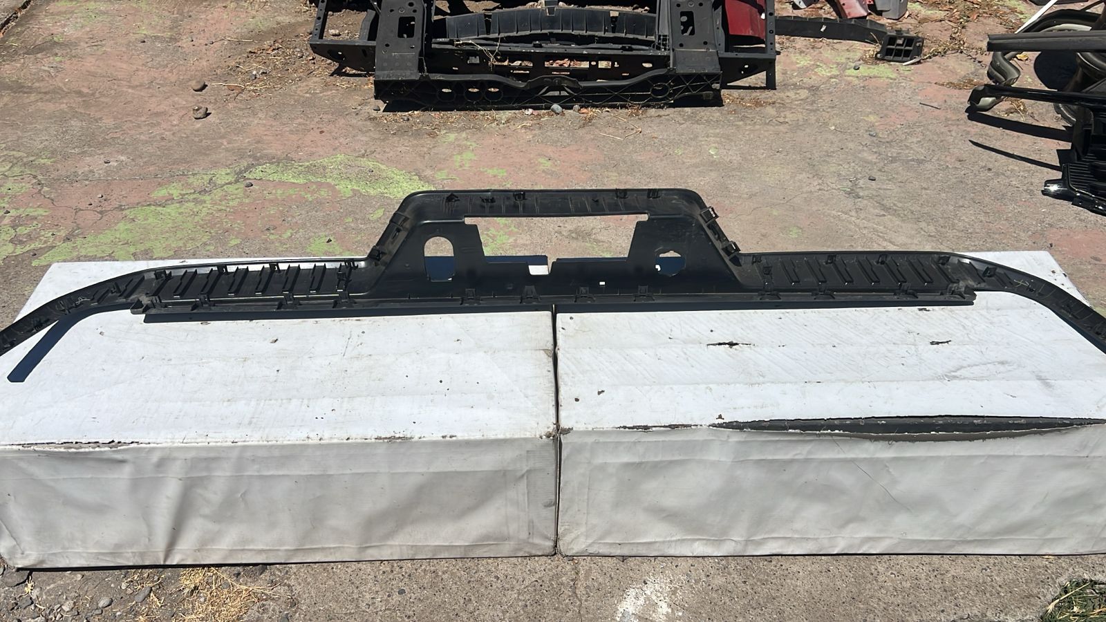 MOLDURA PARACHOQUE TRASERO CHEVROLET SILVERADO (19-21) - Imagen 6