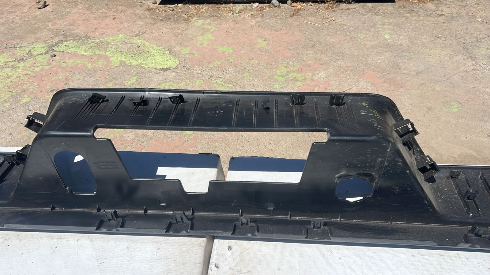 MOLDURA PARACHOQUE TRASERO CHEVROLET SILVERADO (19-21) - Imagen 8