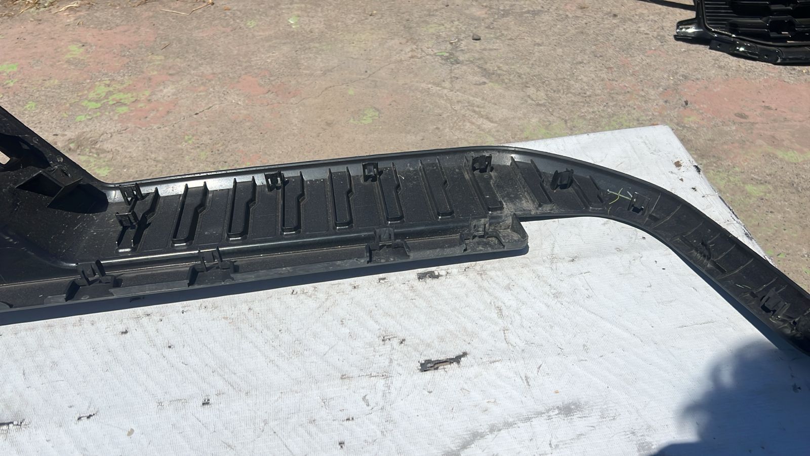 MOLDURA PARACHOQUE TRASERO CHEVROLET SILVERADO (19-21) - Imagen 9