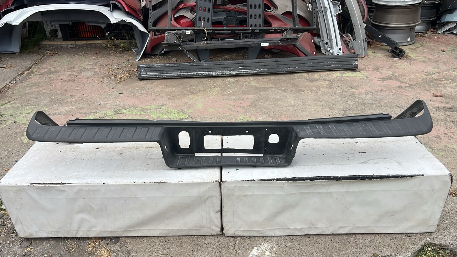 MOLDURA PARACHOQUE TRASERO CHEVROLET SILVERADO (17-19) - Imagen 2