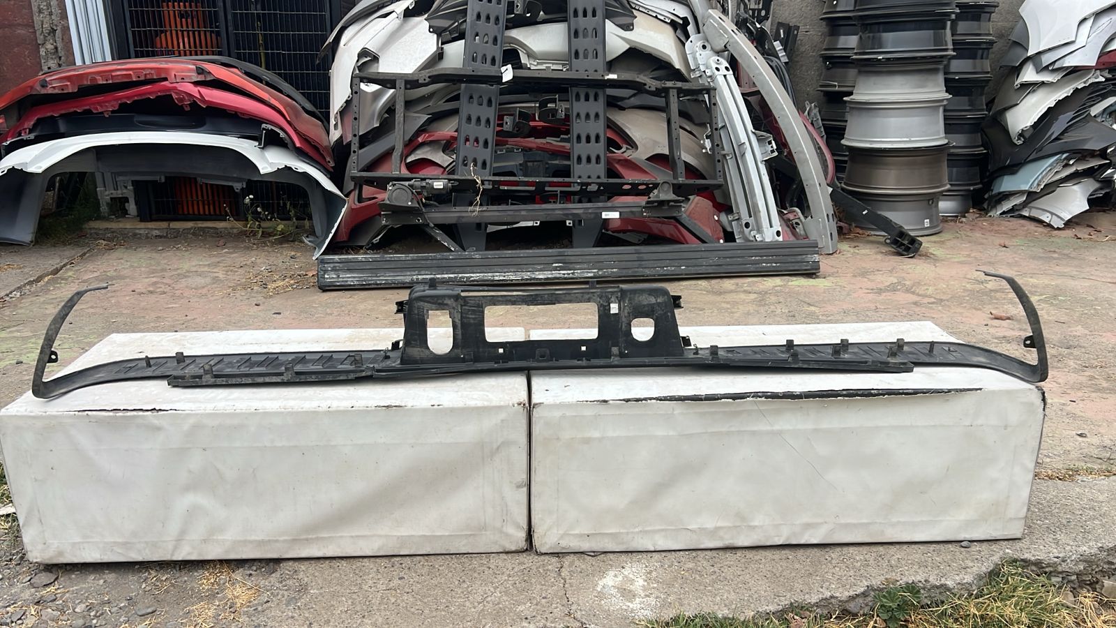 MOLDURA PARACHOQUE TRASERO CHEVROLET SILVERADO (17-19) - Imagen 3