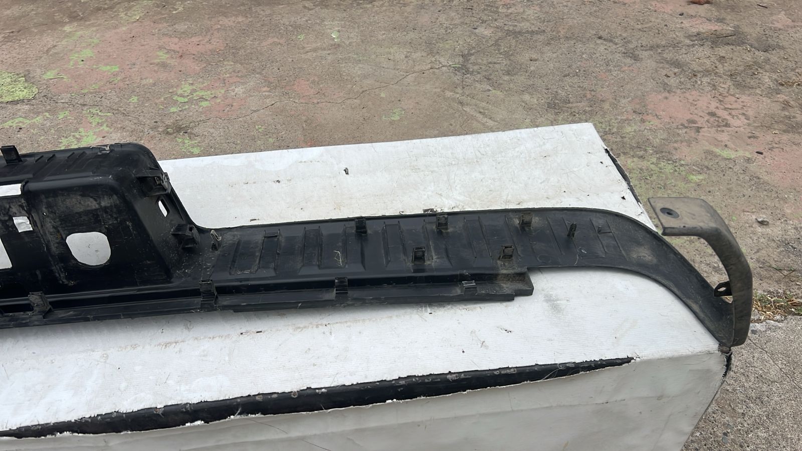 MOLDURA PARACHOQUE TRASERO CHEVROLET SILVERADO (17-19) - Imagen 6